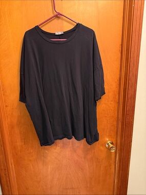 Zenana Outfitters Black Short-Sleeve Crewneck Tee